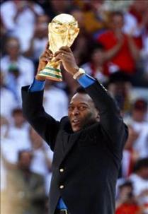 Foto 0, El mtico futbolista brasileo Pel levanta el trofeo del Mundial 2006 durante la ceremonia de inauguracin. EFE